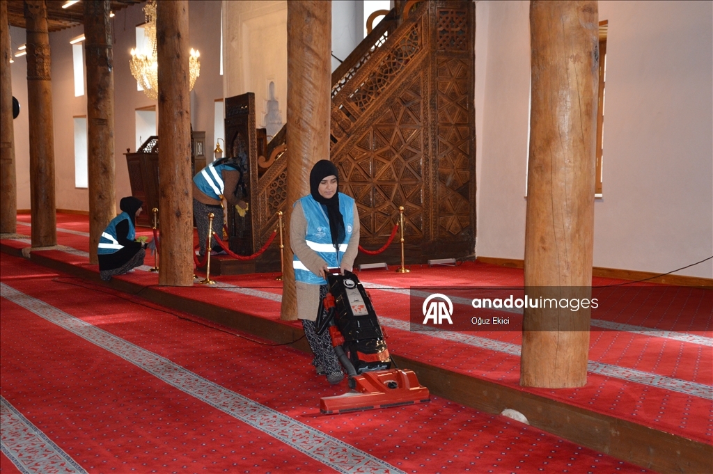 794-летняя мечеть Сиврихисар Улу в Эскишехире подготовлена к Рамазану