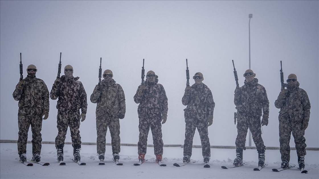 Özel harekat polisleri çetin kış şartlarında operasyon ve arama kurtarma görevlerine hazır