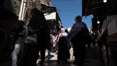 Filistinliler ramazan ayının ilk cuması için Mescid-i Aksa'ya akın etti