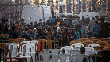 Gazze'deki Filistinliler, İsrail bombalarının sesleri olmadan ilk iftarını açtı