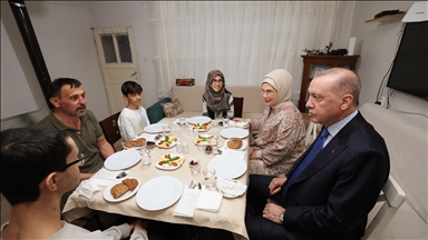 Cumhurbaşkanı Erdoğan, bir vatandaşın evinde iftar yaptı