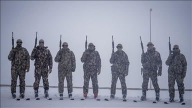 Özel harekat polisleri çetin kış şartlarında operasyon ve arama kurtarma görevlerine hazır