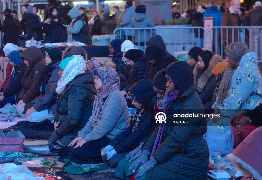 Muslims gather for iftar and Tarawih in New York’s Times Square