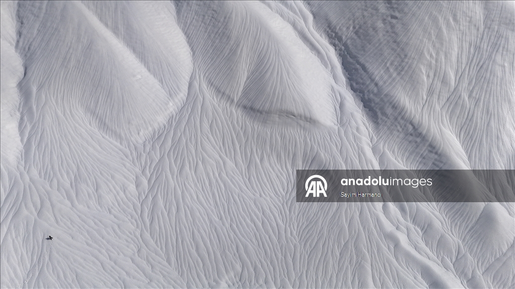 Li Hekariyê dîmenên pêlên ku ji ber bayê li ser berfê çêbûne balê dikişînin