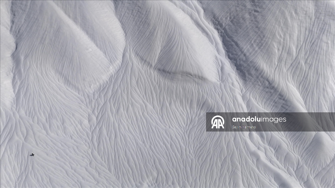 Hakkari'de rüzgarın etkisiyle karda oluşan dalgalı desenler şaşırttı