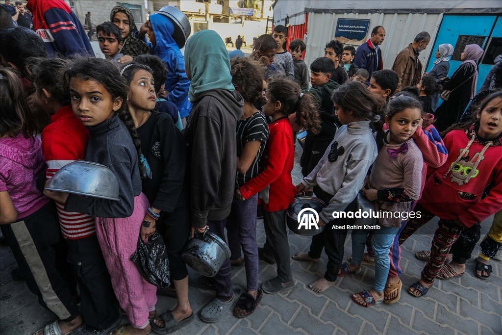 Gazze'de yerinden edilmiş Filistinlilere sıcak yemek dağıtımı yapıldı