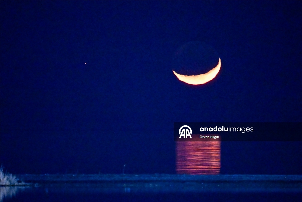 Hilalin şavkı Van Gölü'ne düştü