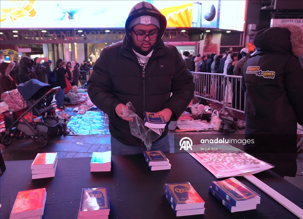 Muslims gather for iftar and Tarawih in New York’s Times Square