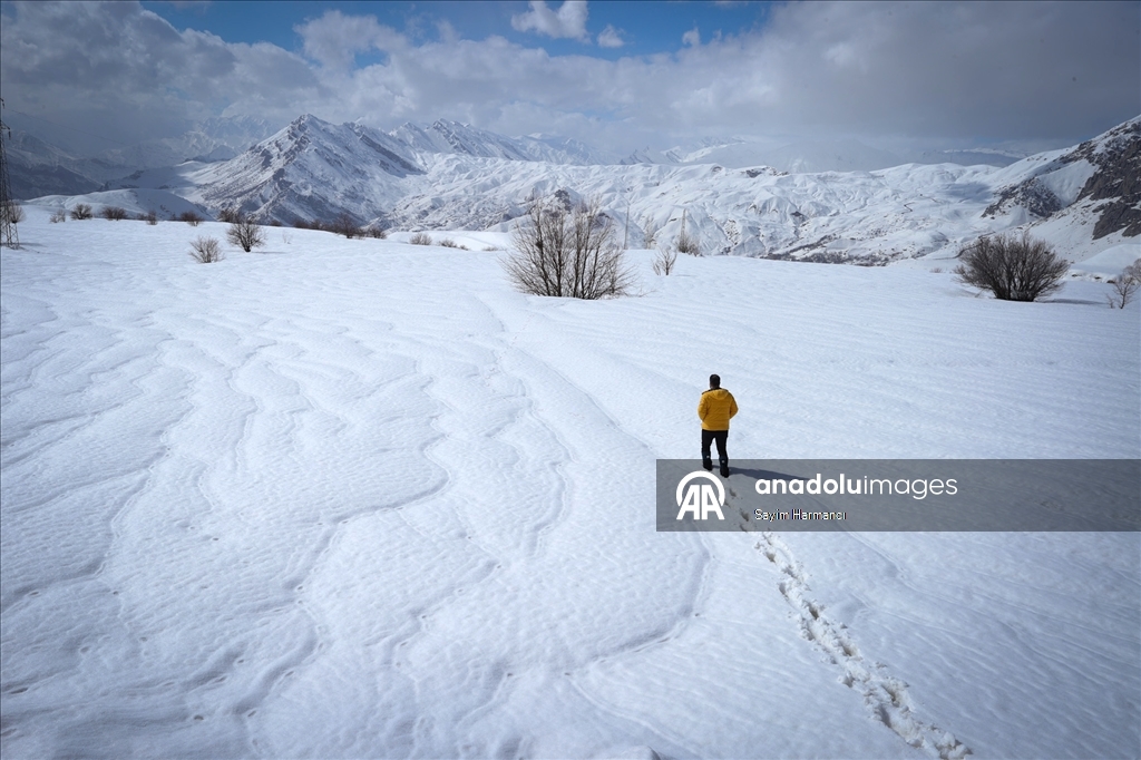 Li Hekariyê dîmenên pêlên ku ji ber bayê li ser berfê çêbûne balê dikişînin