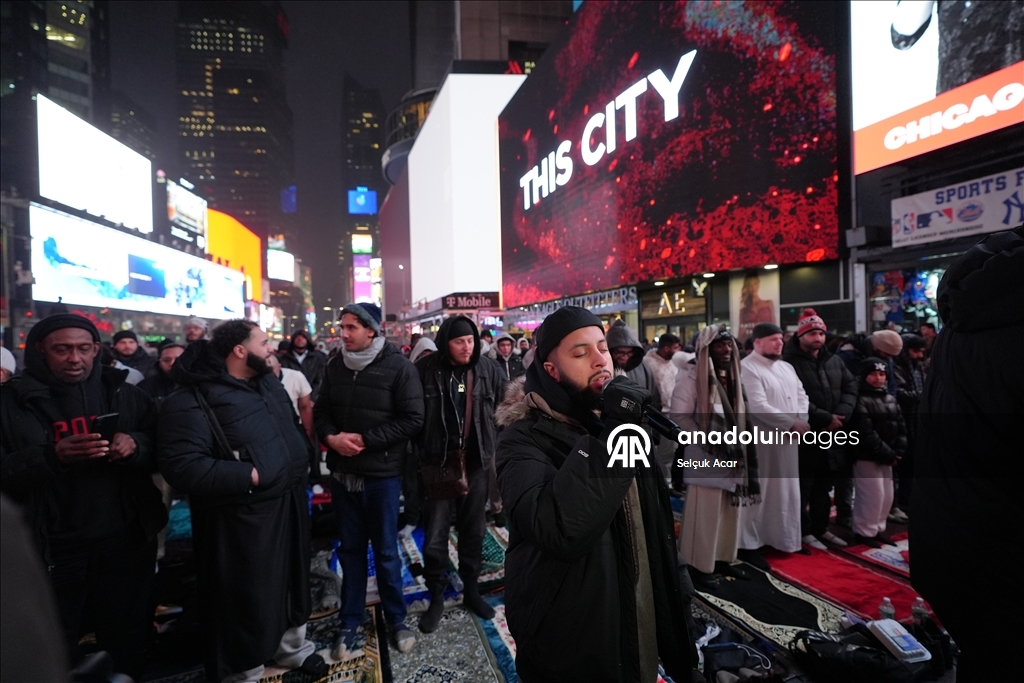 Muslims gather for iftar and Tarawih in New York’s Times Square