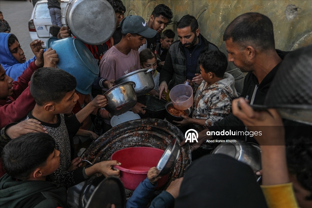 Gazze'de yerinden edilmiş Filistinlilere sıcak yemek dağıtımı yapıldı