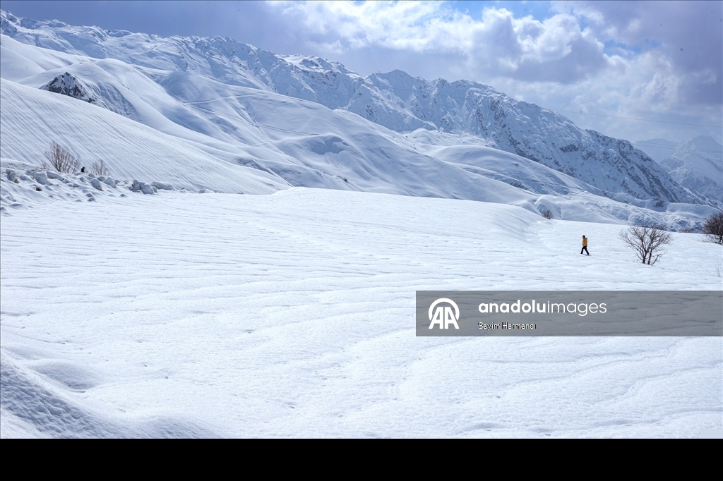 Li Hekariyê dîmenên pêlên ku ji ber bayê li ser berfê çêbûne balê dikişînin