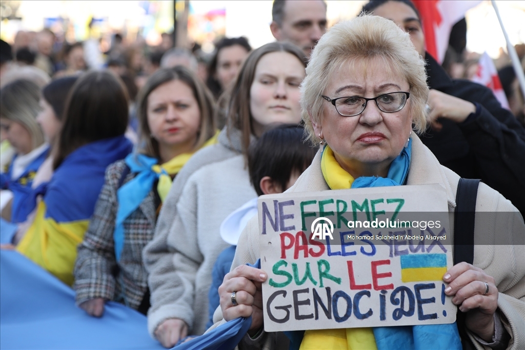 Ukraynalı destekçiler, Rusya ile savaşın yıldönümünde Bastille Meydanı'na yürüyüş düzenledi