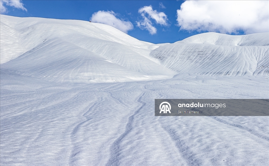 Li Hekariyê dîmenên pêlên ku ji ber bayê li ser berfê çêbûne balê dikişînin