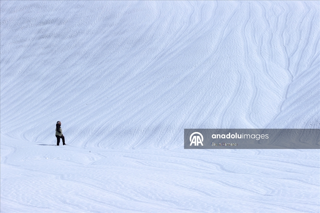 Li Hekariyê dîmenên pêlên ku ji ber bayê li ser berfê çêbûne balê dikişînin