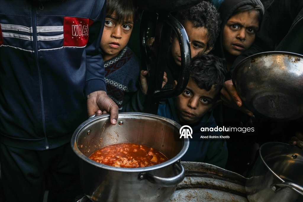 Gazze'de yerinden edilmiş Filistinlilere sıcak yemek dağıtımı yapıldı