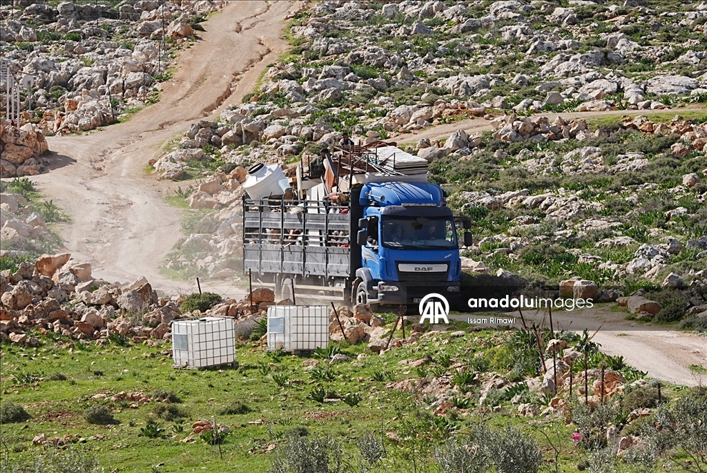 الضفة.. اعتداءات المستوطنين تهجّر 11 عائلة فلسطينية شرق رام الله