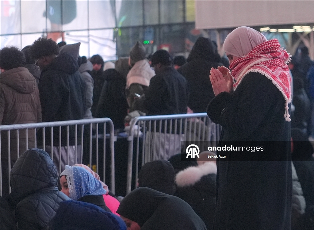 Muslims gather for iftar and Tarawih in New York’s Times Square
