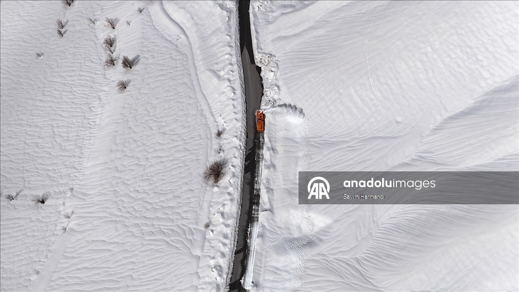 Li Hekariyê dîmenên pêlên ku ji ber bayê li ser berfê çêbûne balê dikişînin