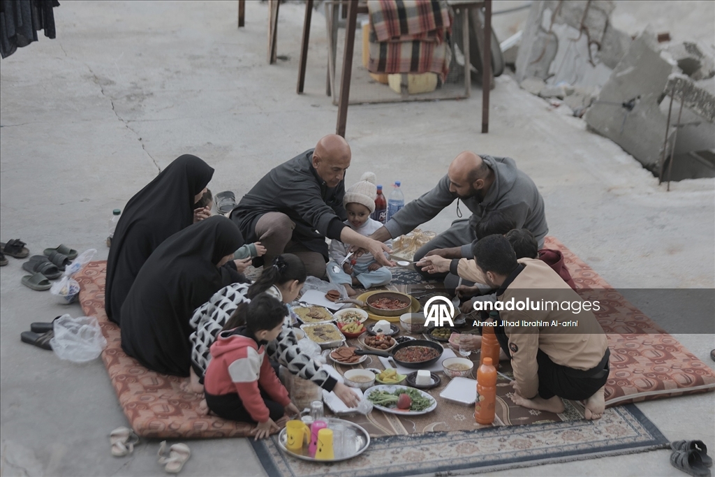Gazzeli aile, iftarını yıkılan evinin enkazında yaptı