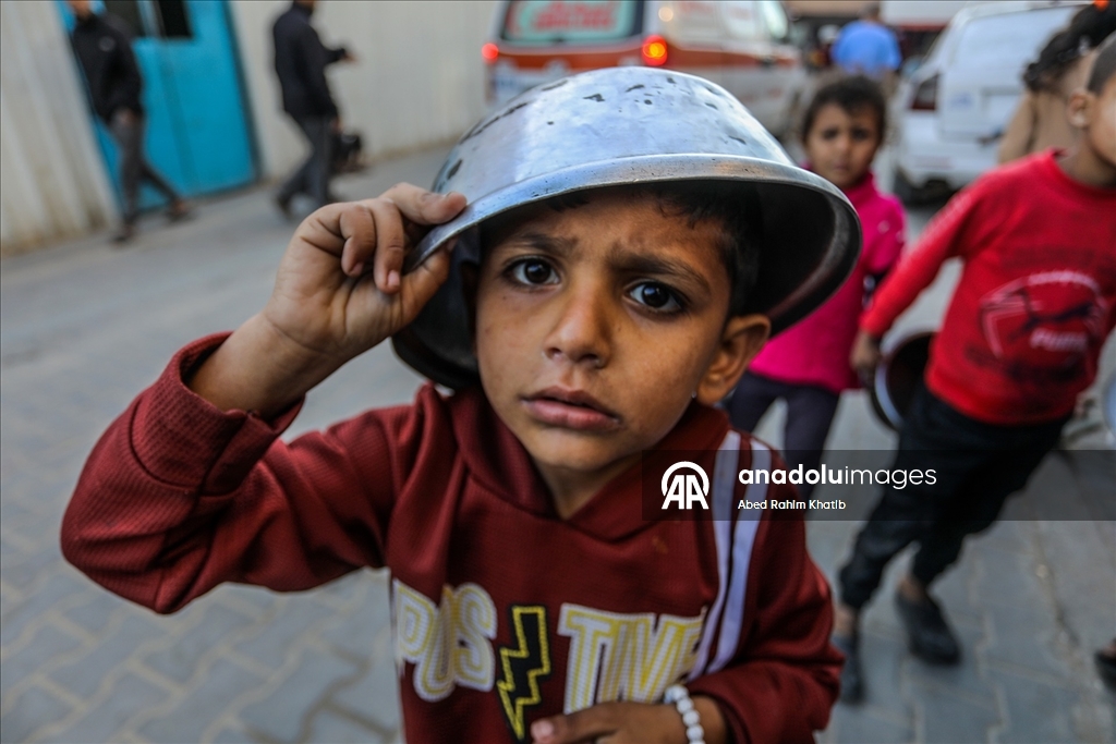 Gazze'de yerinden edilmiş Filistinlilere sıcak yemek dağıtımı yapıldı