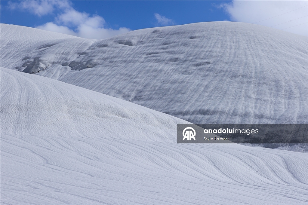 Li Hekariyê dîmenên pêlên ku ji ber bayê li ser berfê çêbûne balê dikişînin