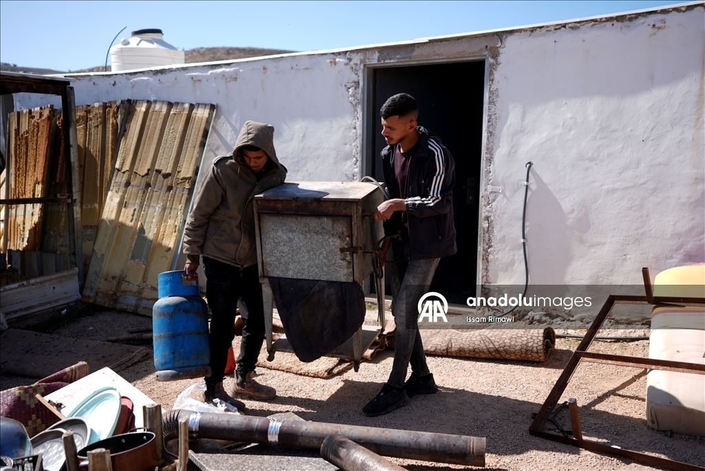 الضفة.. اعتداءات المستوطنين تهجّر 11 عائلة فلسطينية شرق رام الله