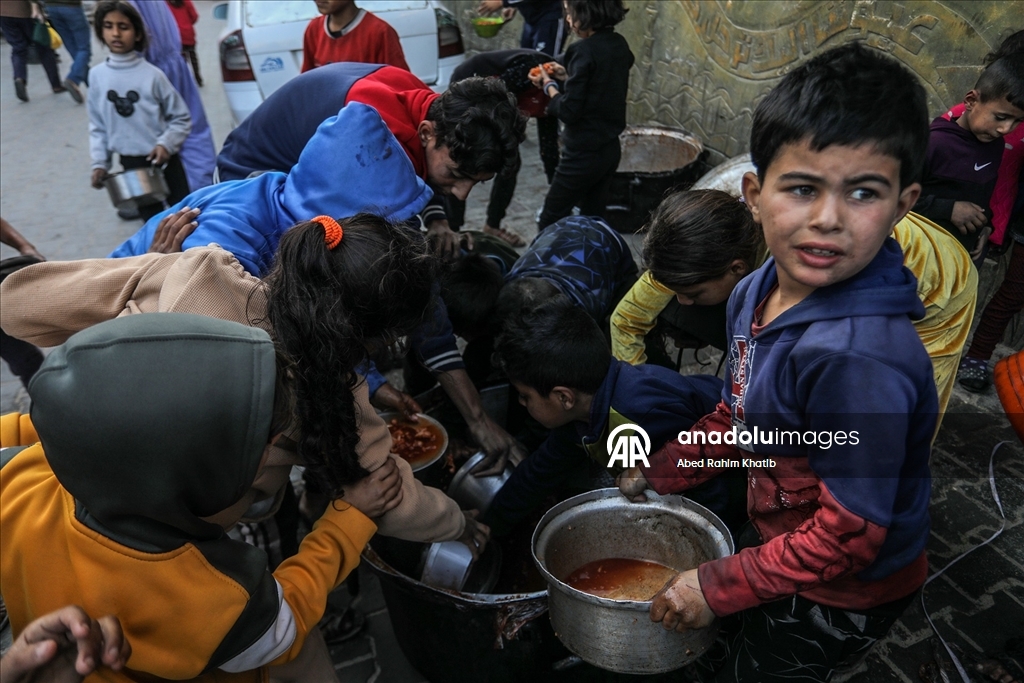 Gazze'de yerinden edilmiş Filistinlilere sıcak yemek dağıtımı yapıldı