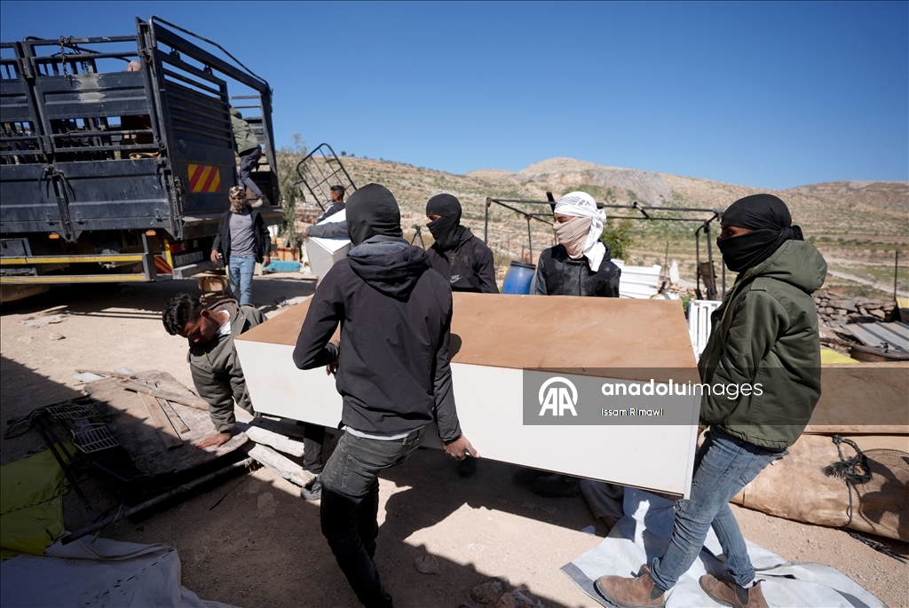 الضفة.. اعتداءات المستوطنين تهجّر 11 عائلة فلسطينية شرق رام الله