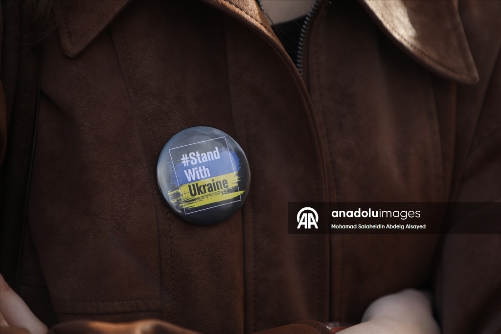 Ukraynalı destekçiler, Rusya ile savaşın yıldönümünde Bastille Meydanı'na yürüyüş düzenledi