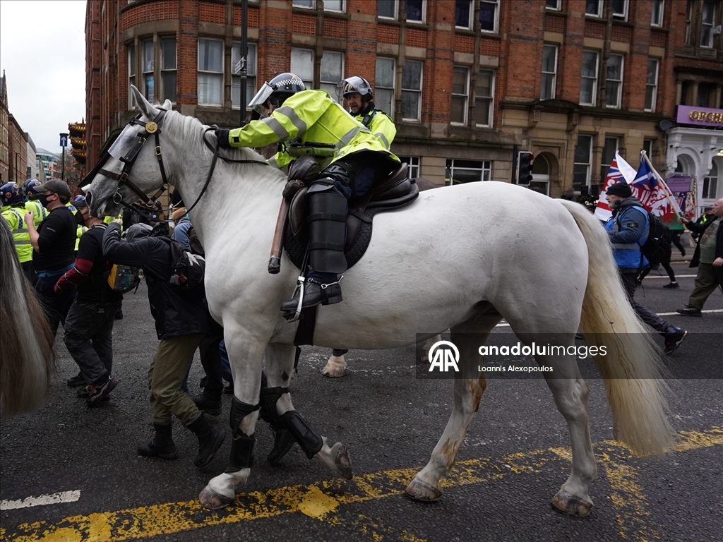 Manchester’da göç karşıtı protesto gösterisine polis müdahalesi