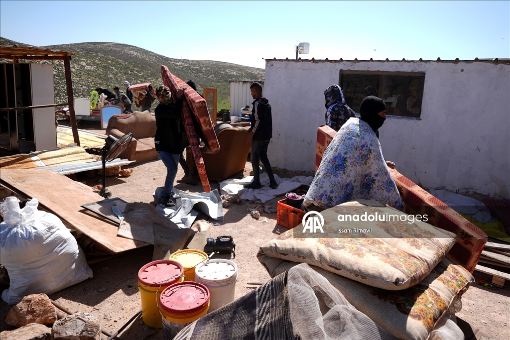 الضفة.. اعتداءات المستوطنين تهجّر 11 عائلة فلسطينية شرق رام الله