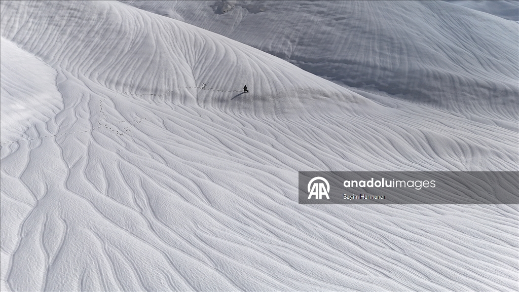 Li Hekariyê dîmenên pêlên ku ji ber bayê li ser berfê çêbûne balê dikişînin