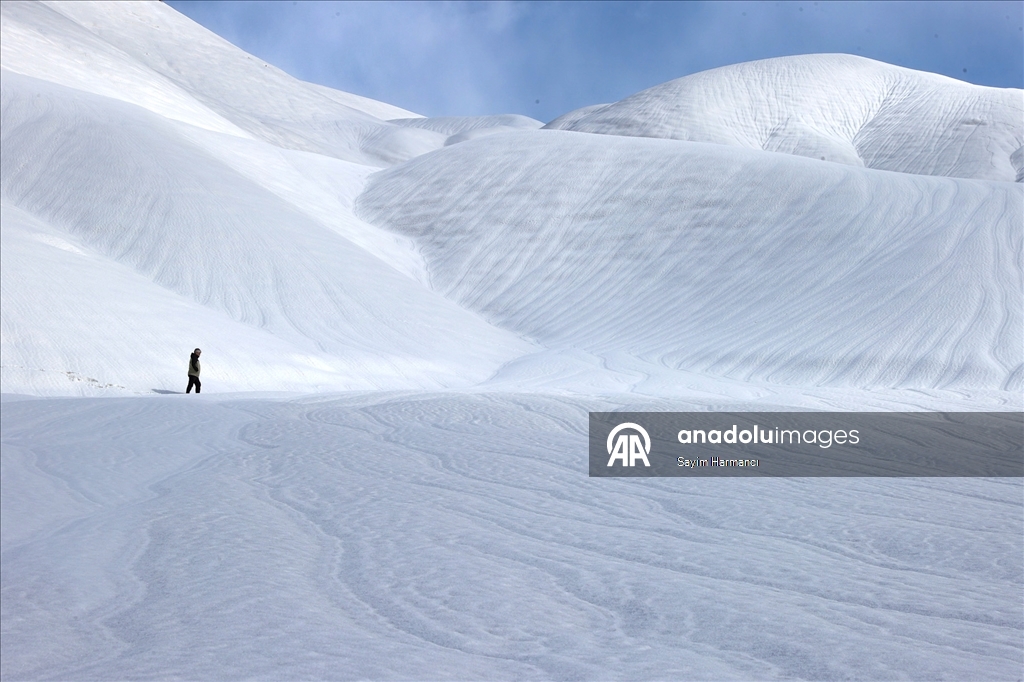 Li Hekariyê dîmenên pêlên ku ji ber bayê li ser berfê çêbûne balê dikişînin