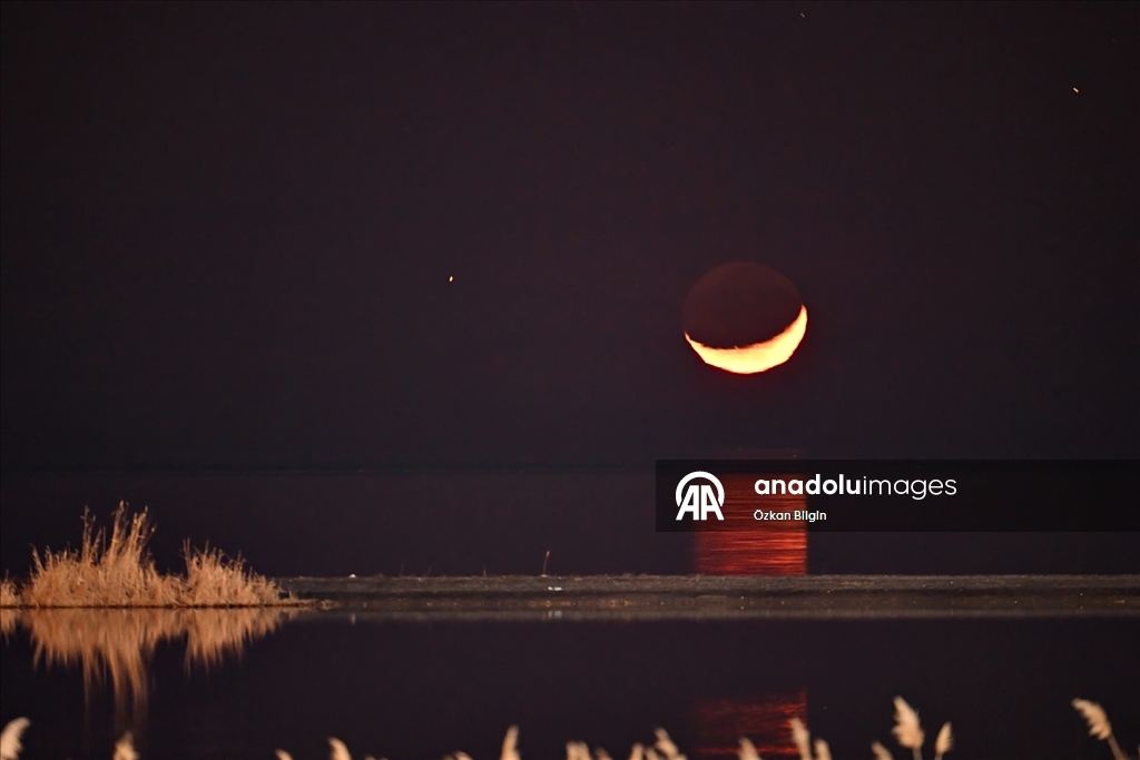 Hilalin şavkı Van Gölü'ne düştü