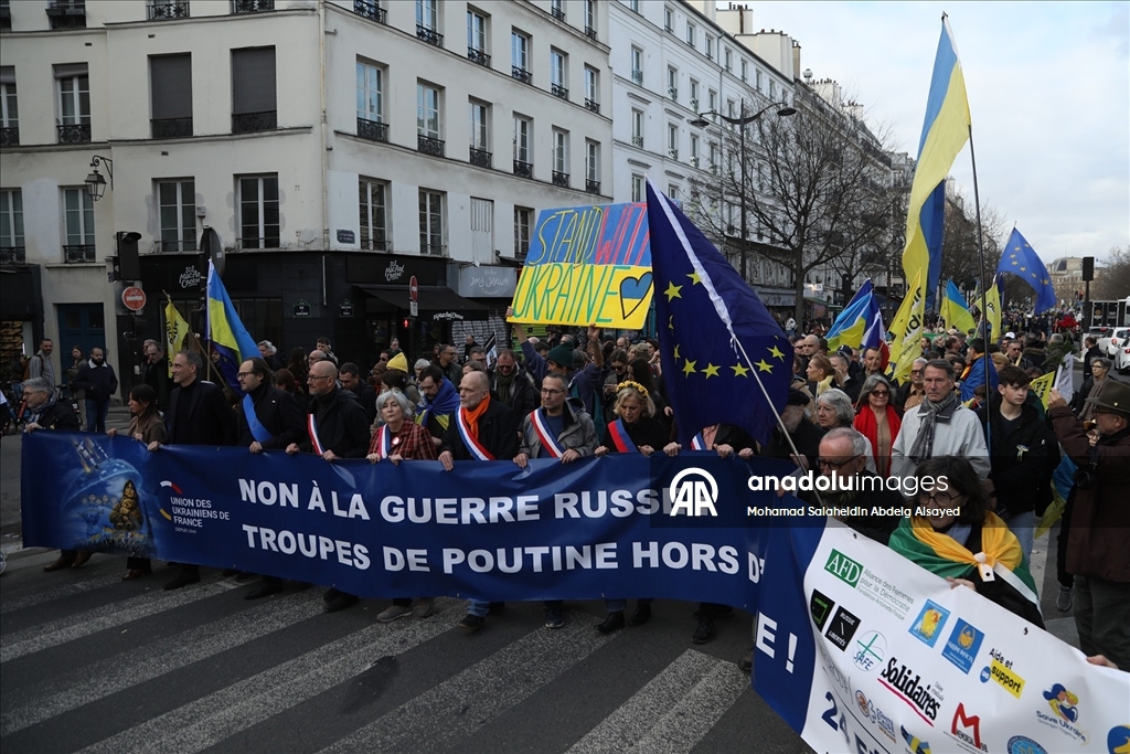 Ukraynalı destekçiler, Rusya ile savaşın yıldönümünde Bastille Meydanı'na yürüyüş düzenledi