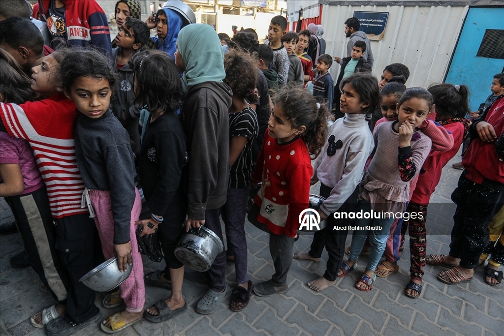Gazze'de yerinden edilmiş Filistinlilere sıcak yemek dağıtımı yapıldı
