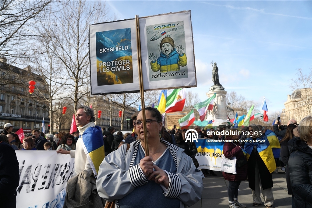 Ukraynalı destekçiler, Rusya ile savaşın yıldönümünde Bastille Meydanı'na yürüyüş düzenledi