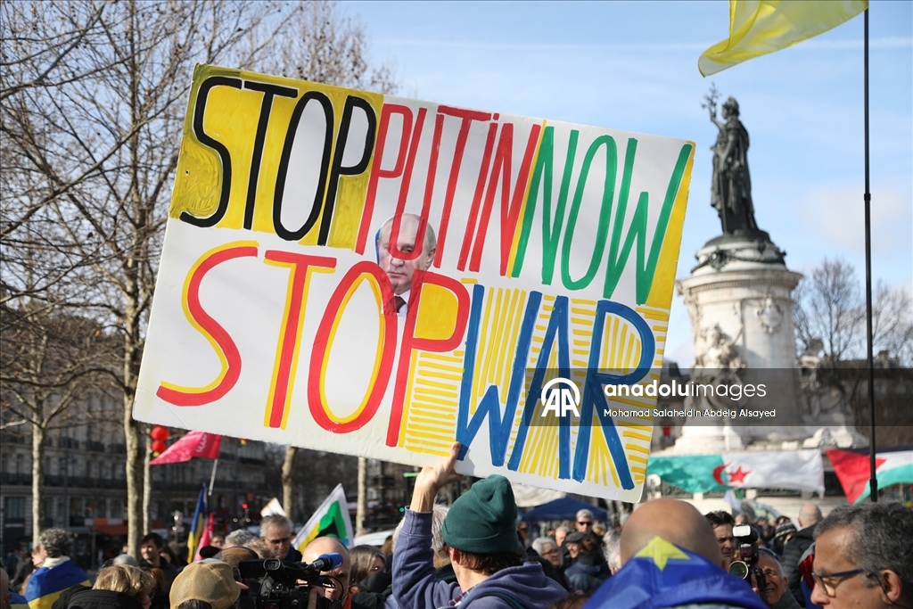 Ukraynalı destekçiler, Rusya ile savaşın yıldönümünde Bastille Meydanı'na yürüyüş düzenledi