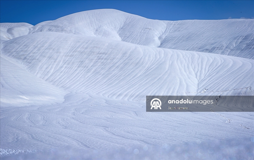 Li Hekariyê dîmenên pêlên ku ji ber bayê li ser berfê çêbûne balê dikişînin