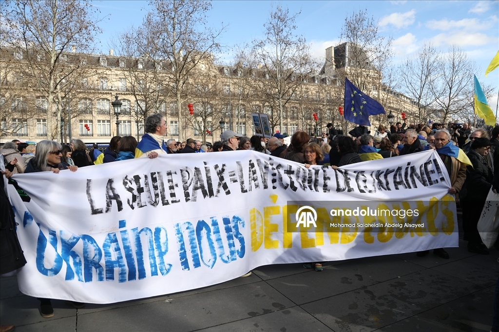 Ukraynalı destekçiler, Rusya ile savaşın yıldönümünde Bastille Meydanı'na yürüyüş düzenledi