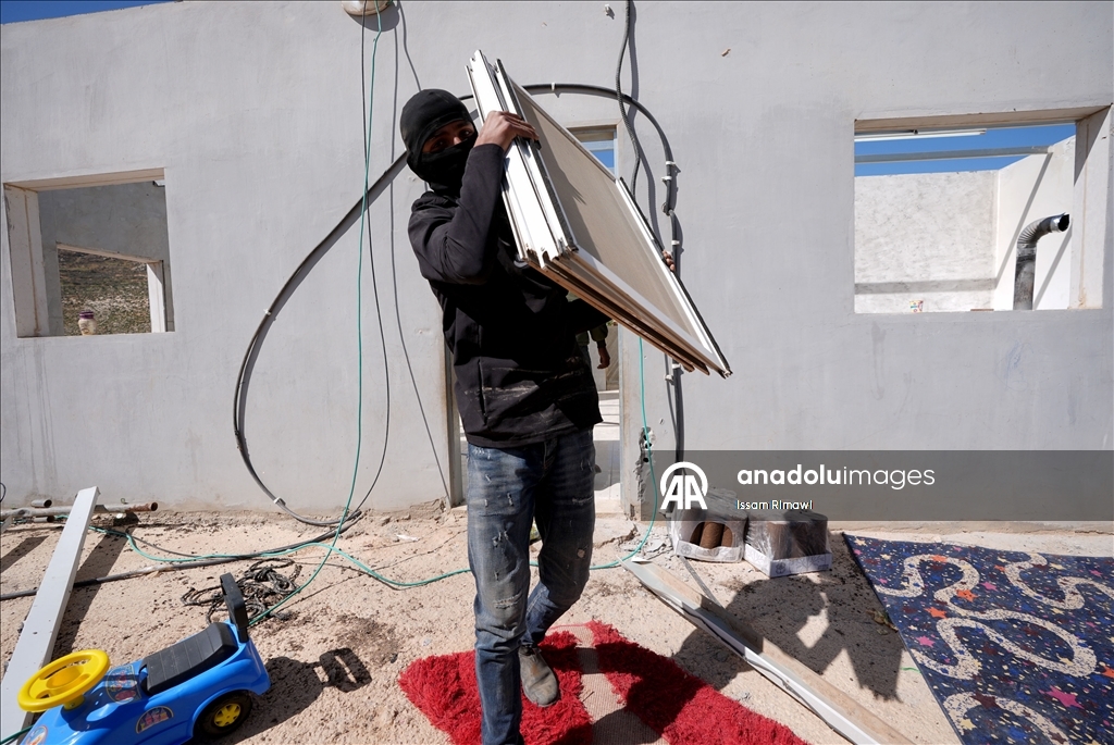 الضفة.. اعتداءات المستوطنين تهجّر 11 عائلة فلسطينية شرق رام الله