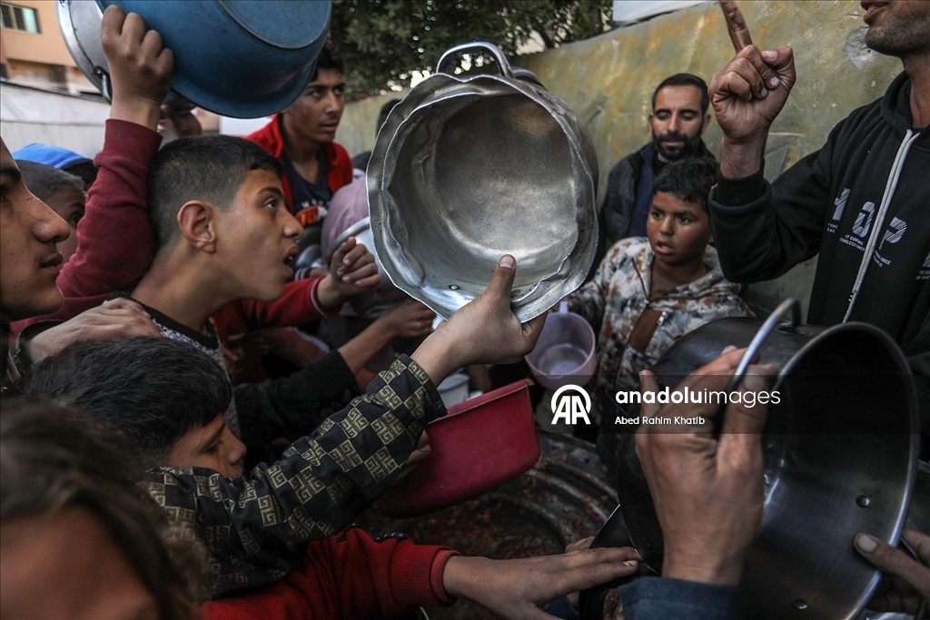 Gazze'de yerinden edilmiş Filistinlilere sıcak yemek dağıtımı yapıldı