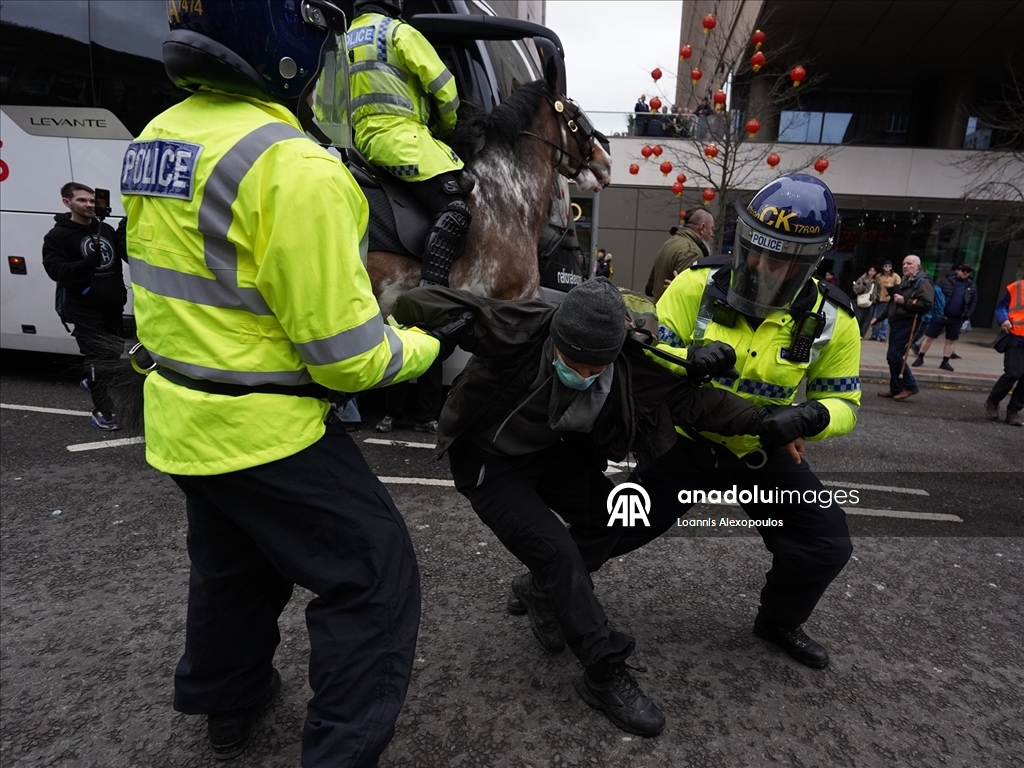 Manchester’da göç karşıtı protesto gösterisine polis müdahalesi
