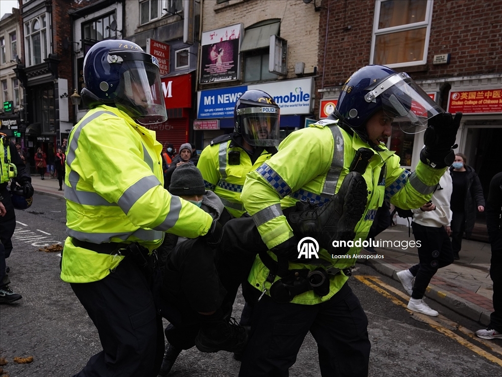 Manchester’da göç karşıtı protesto gösterisine polis müdahalesi