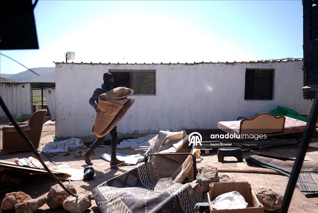 الضفة.. اعتداءات المستوطنين تهجّر 11 عائلة فلسطينية شرق رام الله