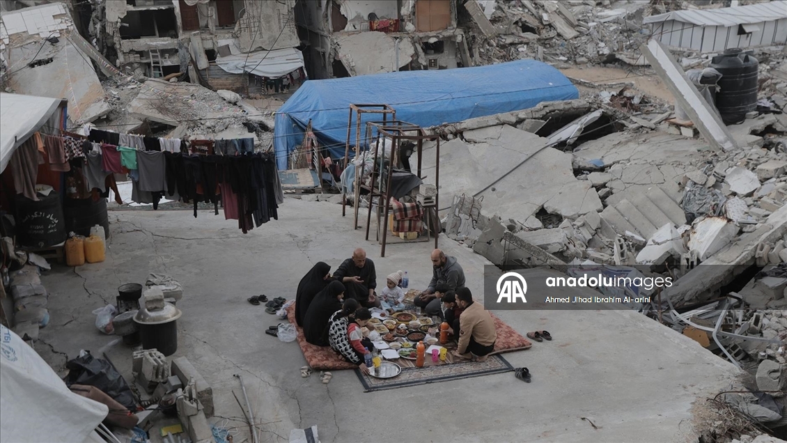 Gazzeli aile, iftarını yıkılan evinin enkazında yaptı