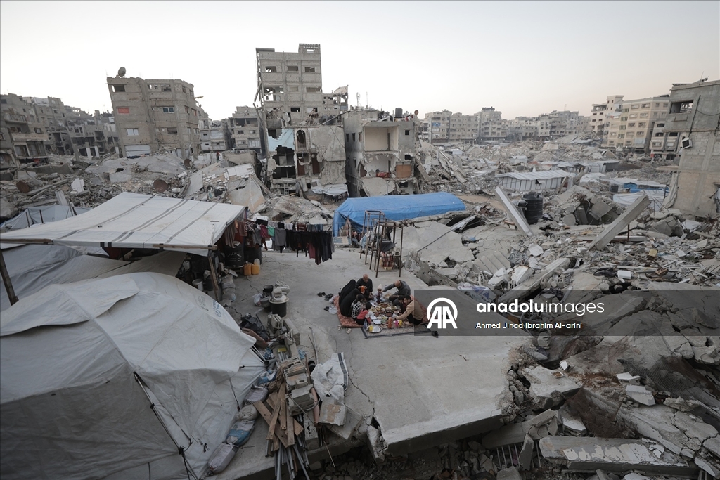 Gazzeli aile, iftarını yıkılan evinin enkazında yaptı