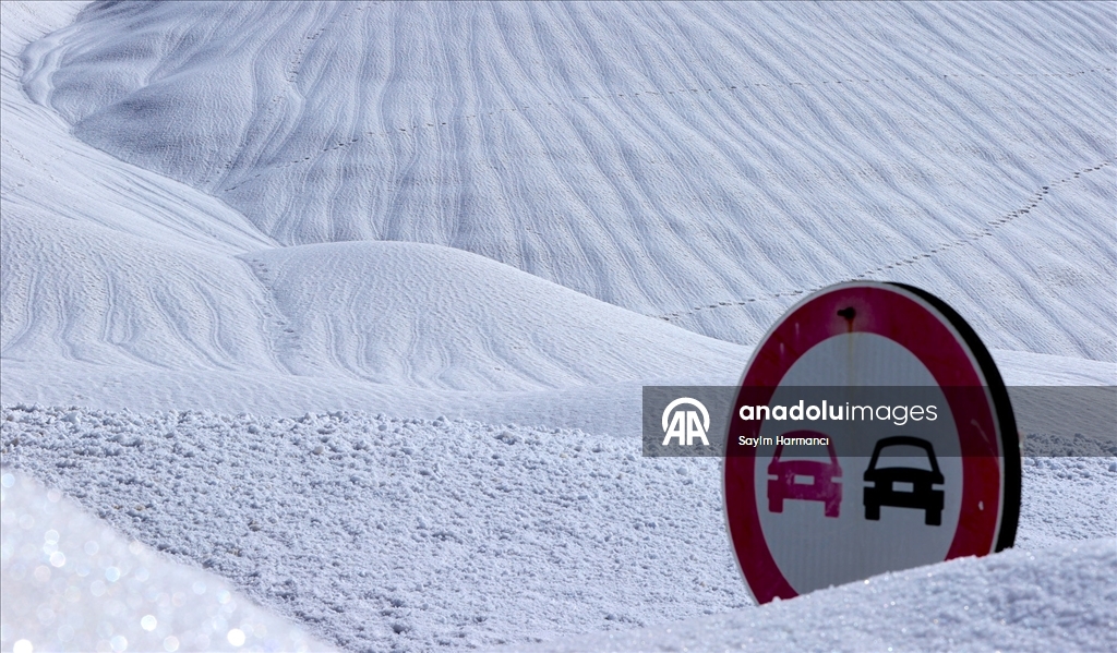 Hakkari'de rüzgarın etkisiyle karda oluşan dalgalı desenler şaşırttı