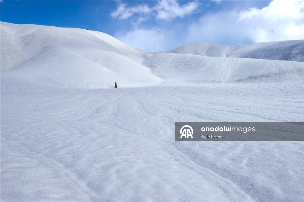 Li Hekariyê dîmenên pêlên ku ji ber bayê li ser berfê çêbûne balê dikişînin